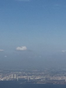 東京上空は霞んでます。