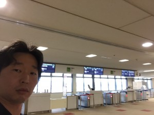 飛行機が飛び立って誰もいない搭乗口。