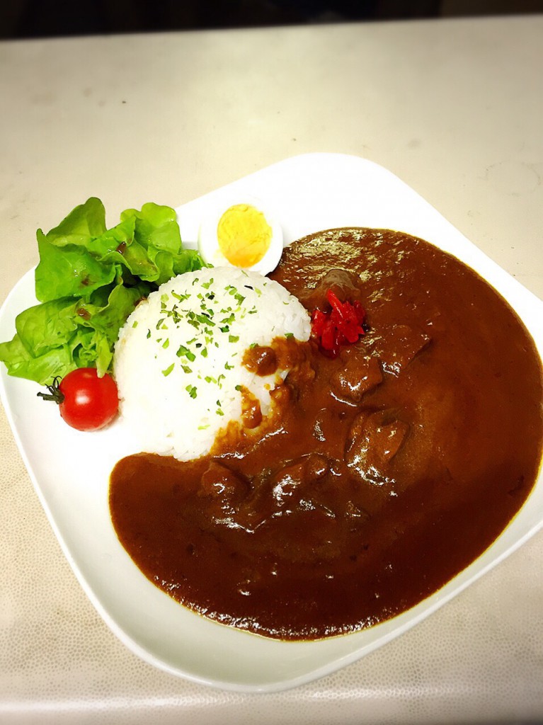 ネ。カレー本来の色と言い。とっても美味しそうでしょ。