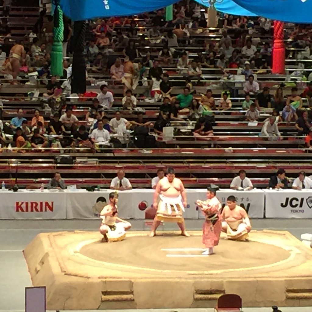 小学生横綱の土俵入り。体が本当の横綱と比べて小さいだけで、する事は全く同じです。