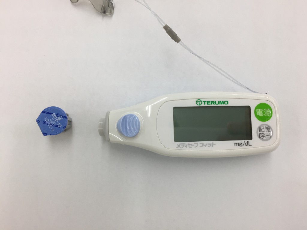 血糖値測定の為の機器とチップを準備します。