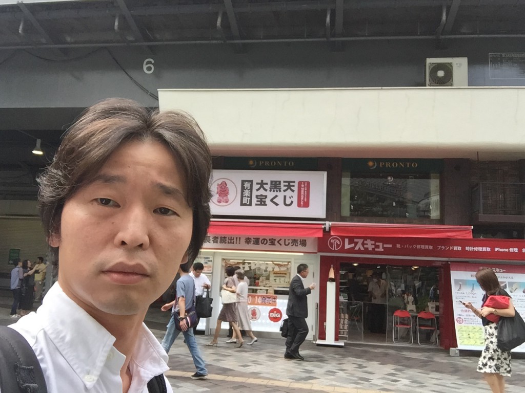 夏に行った西銀座チャンスセンターの近くの宝くじ売り場。