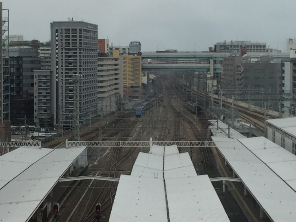 阪急の喫茶店から見える景色。新幹線も電車も試行機も見えるので、うちの子供には最高の場所です。