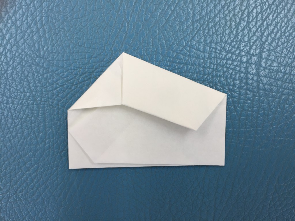 上の紙を折って粉がこぼれない様にします。（これが薬包紙です。